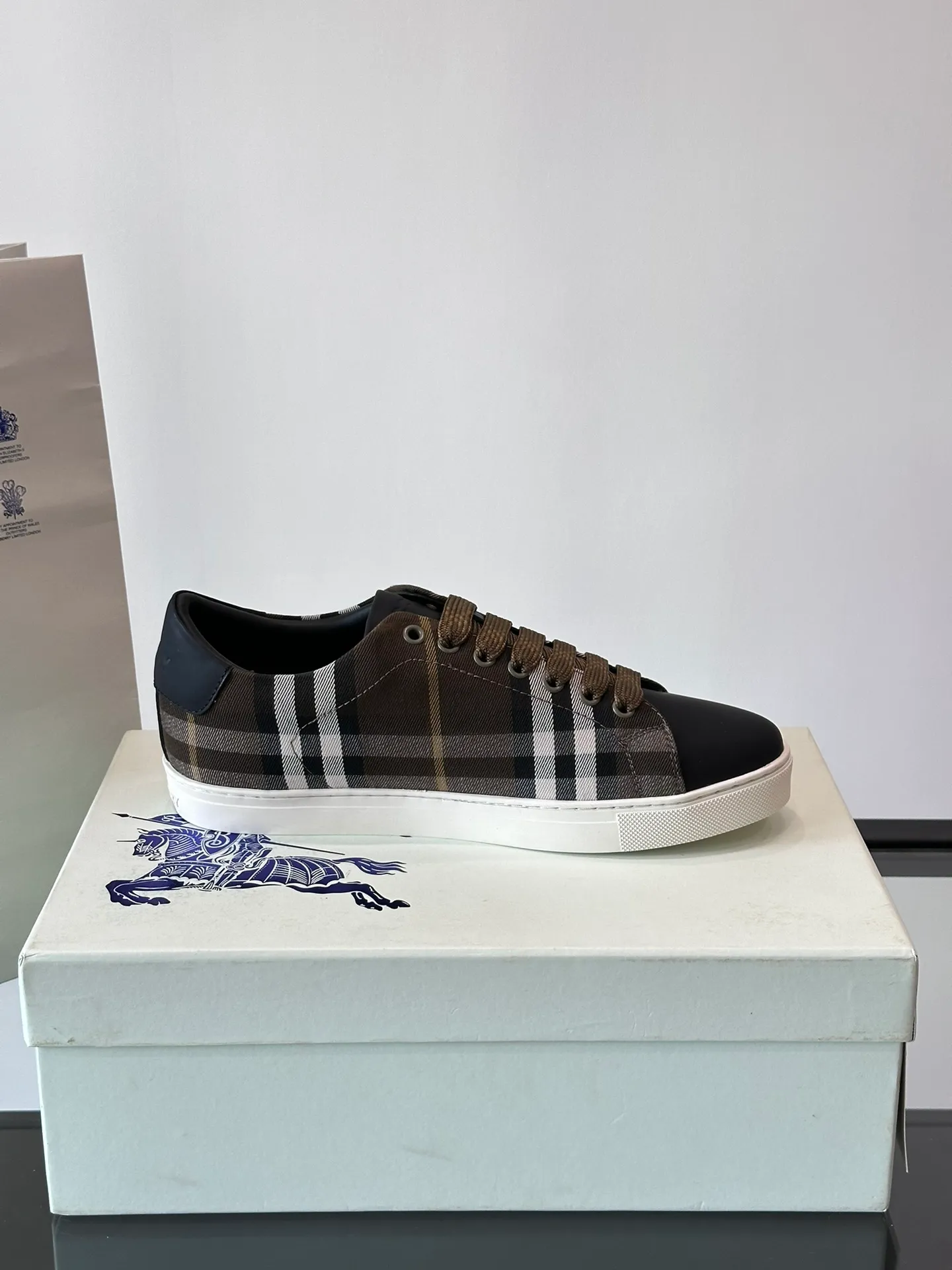 Men's shoes 💰360▫️B's men's classic low-top sneakers are reinterpreted in Vintage checkered cotton and cowhide materials, and decorated with a new brand logo. First-layer sheepskin lining, heel decorated with Burberry letter embossed logo, original outsole Size: 38-44 (customized at 45)